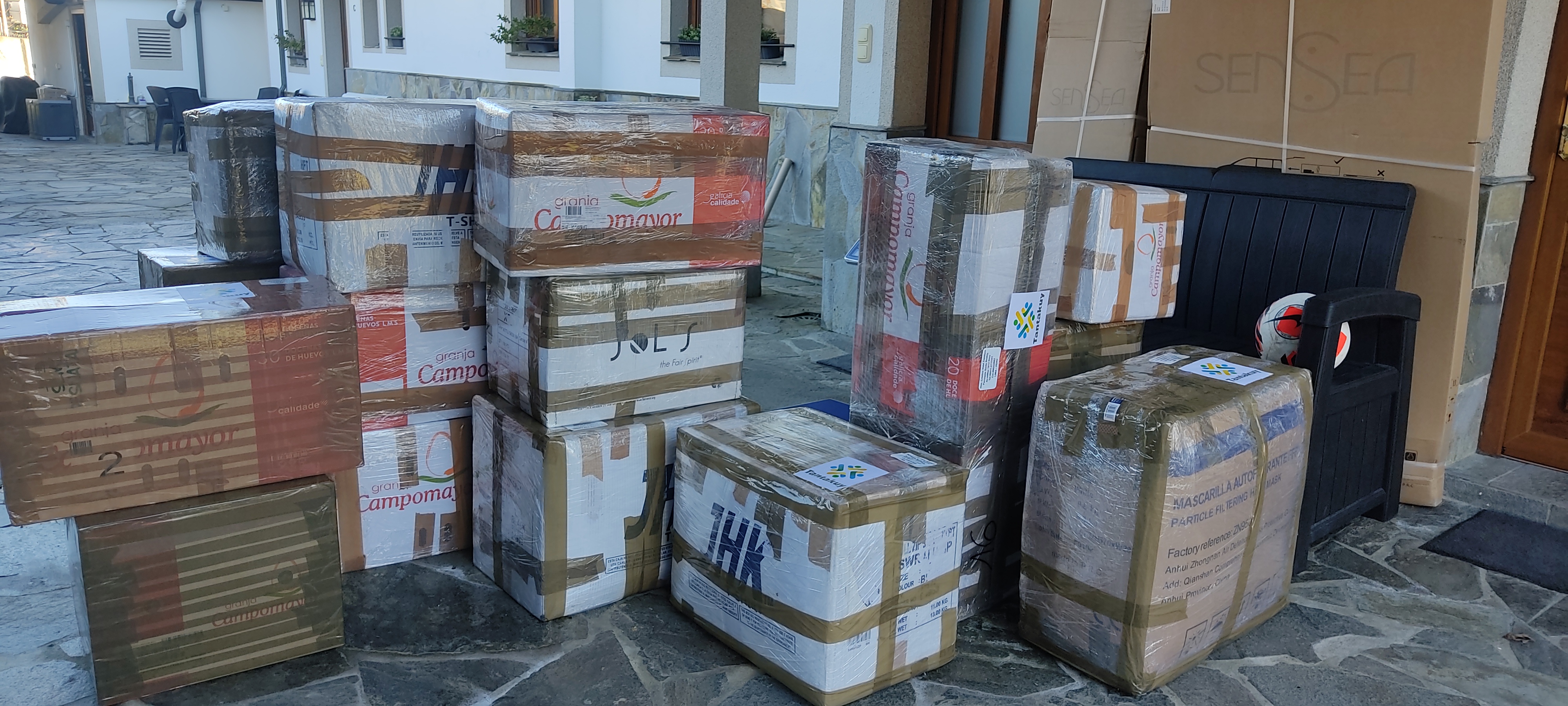 Cajas de ayuda precintadas para envío