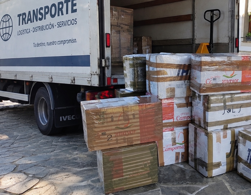 Camión de transporte con cajas de ayuda preparadas