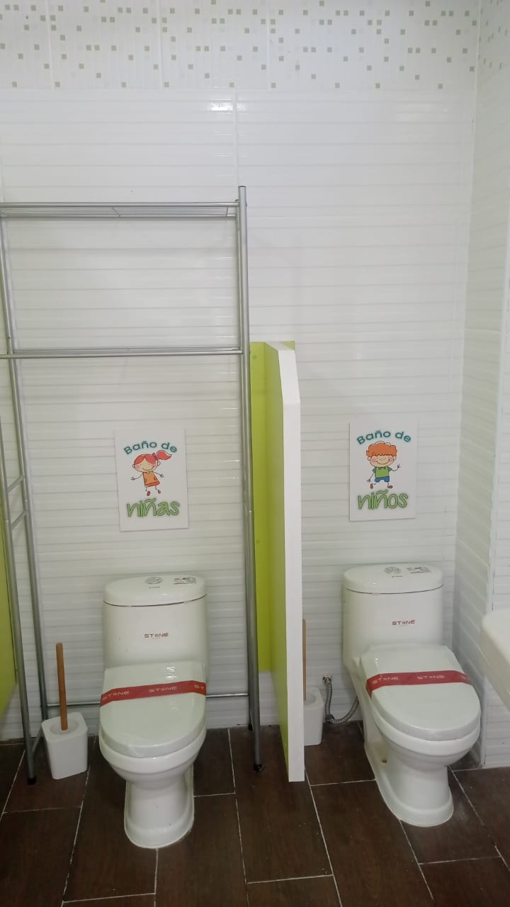Baños a escala para niños y niñas
