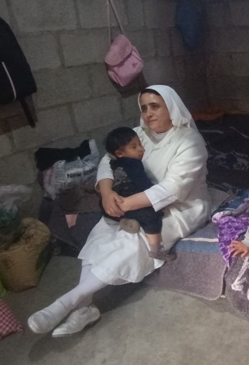 Religiosa en la Guardería Tantakuy Kids con un niño