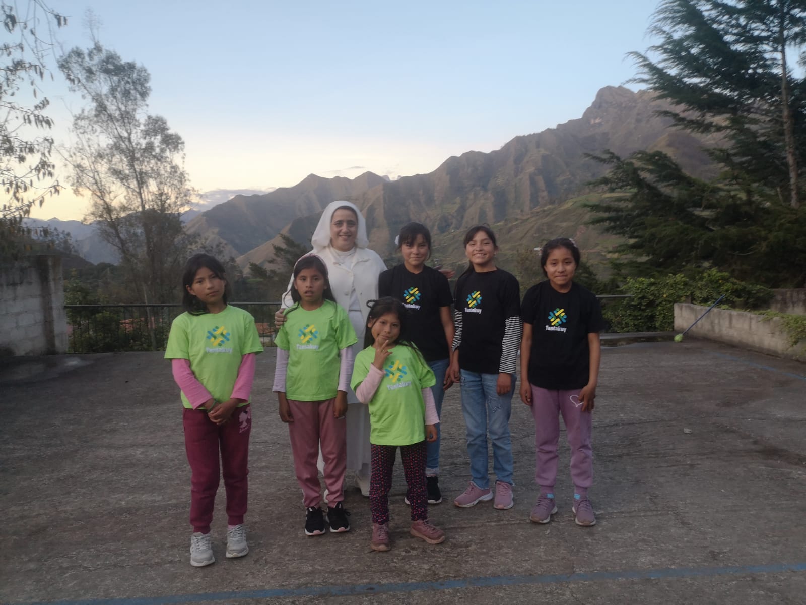 Edificio terminado con la cordillera de los Andes de fondo