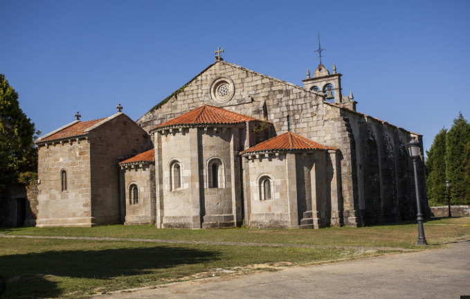 Exterior del Monasterio de San Salvador de Bergondo con sus ábsides románicos y campanario