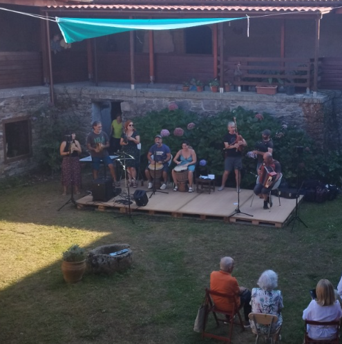 II Romería 2023 en Bergondo, escenario musical y público en el césped