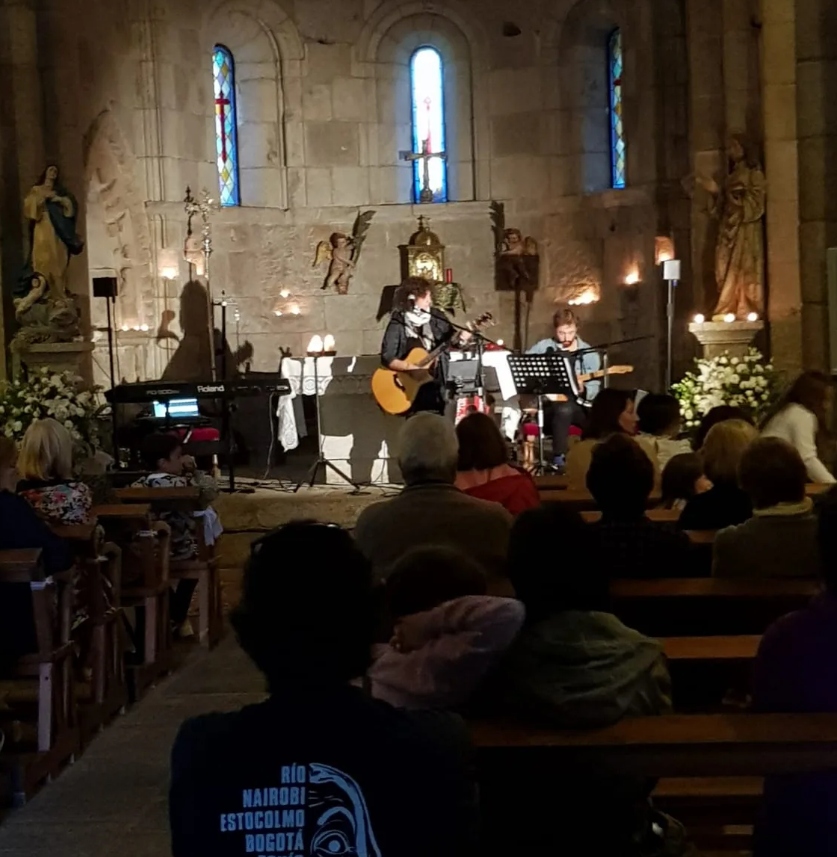 IV Romería 2025 en Bergondo, concierto acústico en el interior de la iglesia